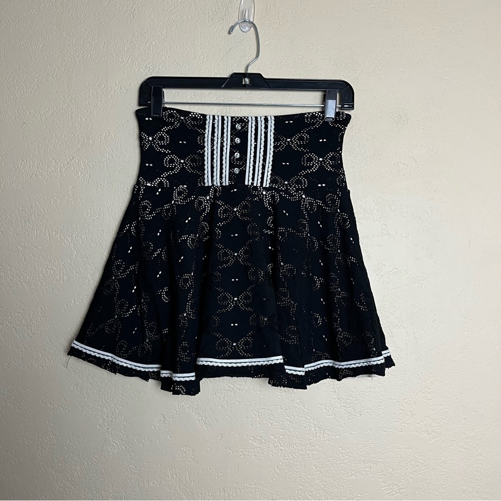 Betsey Johnson women black white‎ lace floral skirt size X -small